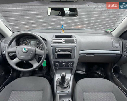 Серый Шкода Октавия, объемом двигателя 1.2 л и пробегом 220 тыс. км за 8000 $, фото 5 на Automoto.ua