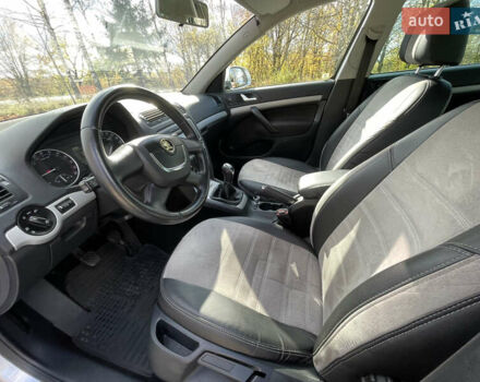 Шкода Октавія 2012 у Кельменцах на Automoto.ua Сірий Шкода Октавія, об'ємом двигуна 1.99 л та пробігом 305 тис. км за 6800 $, фото 12 на Automoto.ua