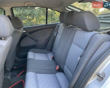 Серый Шкода Октавия, объемом двигателя 1.6 л и пробегом 401 тыс. км за 3900 $, фото 2 на Automoto.ua