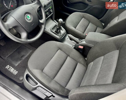 Сірий Шкода Октавія, об'ємом двигуна 2 л та пробігом 246 тис. км за 5999 $, фото 26 на Automoto.ua