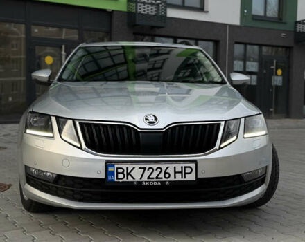 Серый Шкода Октавия, объемом двигателя 1.6 л и пробегом 225 тыс. км за 15000 $, фото 1 на Automoto.ua