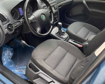 Синий Шкода Октавия, объемом двигателя 1.6 л и пробегом 180 тыс. км за 8800 $, фото 3 на Automoto.ua