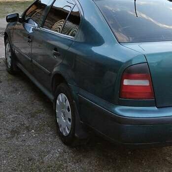 Зеленый Шкода Октавия, объемом двигателя 1.6 л и пробегом 300 тыс. км за 3000 $, фото 1 на Automoto.ua