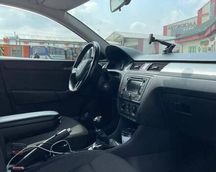 Белый Шкода Рапид, объемом двигателя 1.6 л и пробегом 240 тыс. км за 7000 $, фото 5 на Automoto.ua