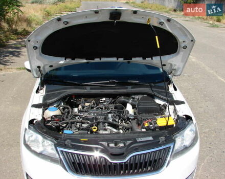 Белый Шкода Рапид, объемом двигателя 1.6 л и пробегом 223 тыс. км за 8300 $, фото 21 на Automoto.ua