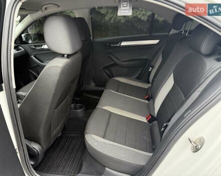 Белый Шкода Рапид, объемом двигателя 1.6 л и пробегом 226 тыс. км за 10000 $, фото 9 на Automoto.ua