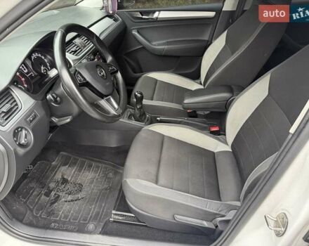 Белый Шкода Рапид, объемом двигателя 1.6 л и пробегом 226 тыс. км за 10000 $, фото 10 на Automoto.ua