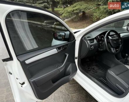 Белый Шкода Рапид, объемом двигателя 1.6 л и пробегом 226 тыс. км за 10000 $, фото 6 на Automoto.ua