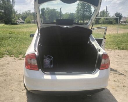 Белый Шкода Рапид, объемом двигателя 1.6 л и пробегом 88 тыс. км за 10000 $, фото 4 на Automoto.ua