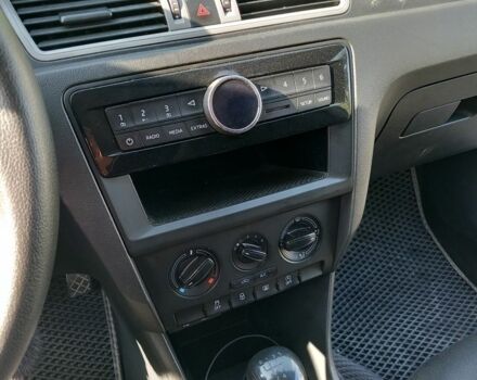 Белый Шкода Рапид, объемом двигателя 1.6 л и пробегом 235 тыс. км за 7500 $, фото 7 на Automoto.ua