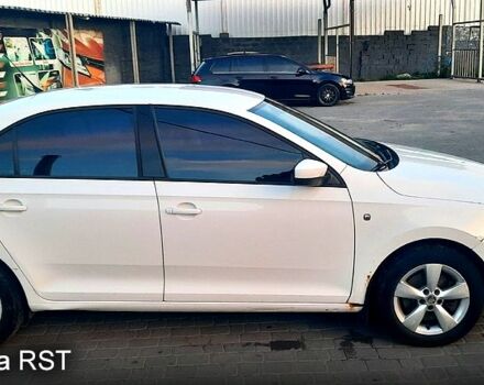 Белый Шкода Рапид, объемом двигателя 1.2 л и пробегом 176 тыс. км за 5500 $, фото 2 на Automoto.ua