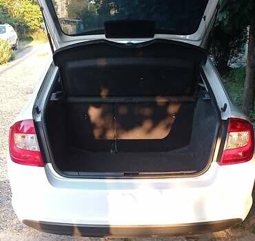 Белый Шкода Рапид, объемом двигателя 1.6 л и пробегом 252 тыс. км за 6500 $, фото 2 на Automoto.ua