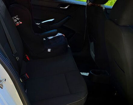 Белый Шкода Рапид, объемом двигателя 1.2 л и пробегом 135 тыс. км за 8800 $, фото 2 на Automoto.ua