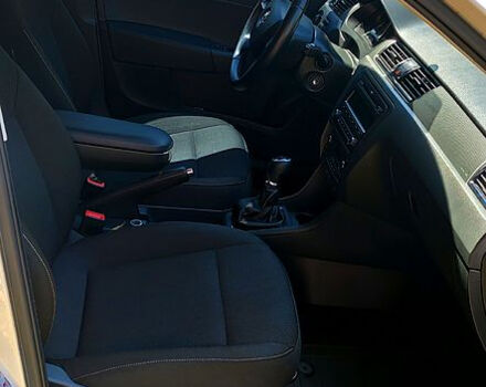 Белый Шкода Рапид, объемом двигателя 1.2 л и пробегом 135 тыс. км за 8800 $, фото 3 на Automoto.ua