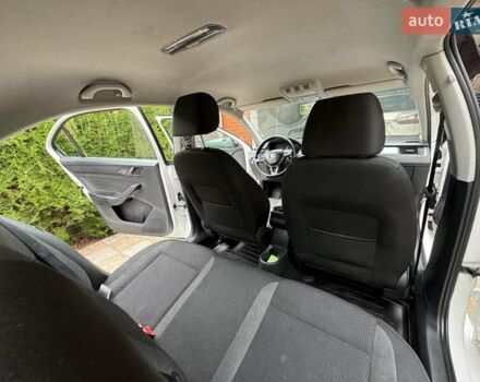 Белый Шкода Рапид, объемом двигателя 1.6 л и пробегом 125 тыс. км за 8600 $, фото 3 на Automoto.ua