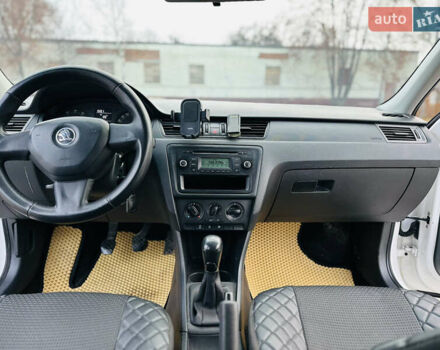 Белый Шкода Рапид, объемом двигателя 1.2 л и пробегом 65 тыс. км за 9300 $, фото 7 на Automoto.ua