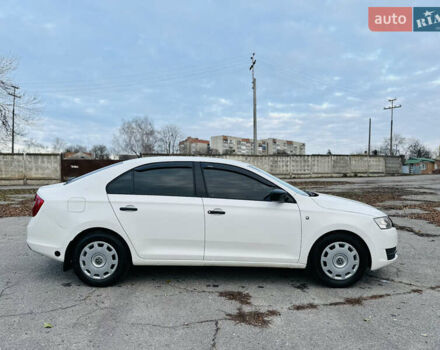 Белый Шкода Рапид, объемом двигателя 1.2 л и пробегом 65 тыс. км за 9300 $, фото 4 на Automoto.ua