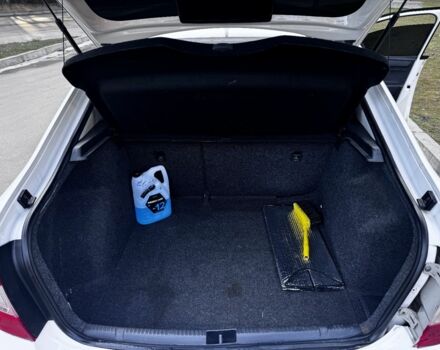 Белый Шкода Рапид, объемом двигателя 1.2 л и пробегом 260 тыс. км за 6600 $, фото 20 на Automoto.ua