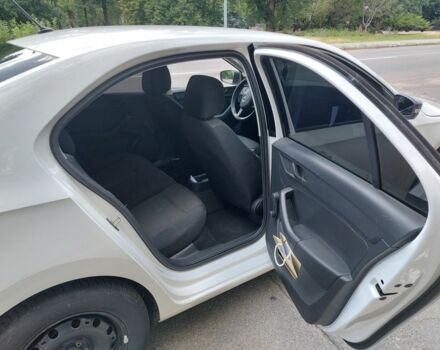 Белый Шкода Рапид, объемом двигателя 1.2 л и пробегом 260 тыс. км за 6600 $, фото 7 на Automoto.ua