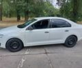 Белый Шкода Рапид, объемом двигателя 1.2 л и пробегом 260 тыс. км за 6600 $, фото 2 на Automoto.ua