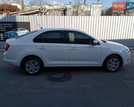 Белый Шкода Рапид, объемом двигателя 1.2 л и пробегом 155 тыс. км за 9000 $, фото 2 на Automoto.ua