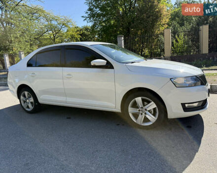 Белый Шкода Рапид, объемом двигателя 1 л и пробегом 142 тыс. км за 9300 $, фото 6 на Automoto.ua