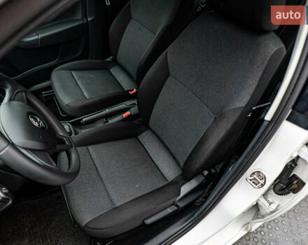 Білий Шкода Рапід, об'ємом двигуна 1.6 л та пробігом 78 тис. км за 11644 $, фото 6 на Automoto.ua