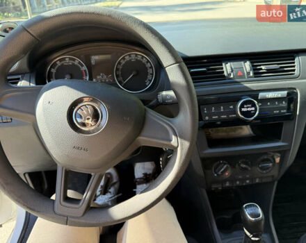 Белый Шкода Рапид, объемом двигателя 1 л и пробегом 142 тыс. км за 9300 $, фото 13 на Automoto.ua