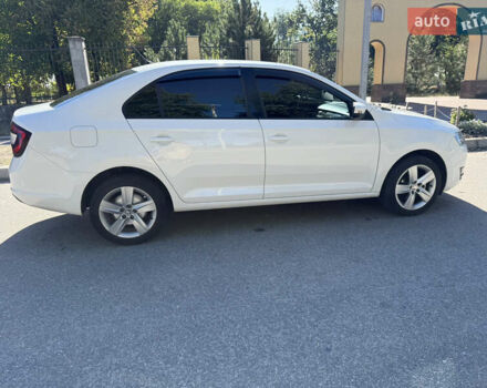 Белый Шкода Рапид, объемом двигателя 1 л и пробегом 142 тыс. км за 9300 $, фото 5 на Automoto.ua