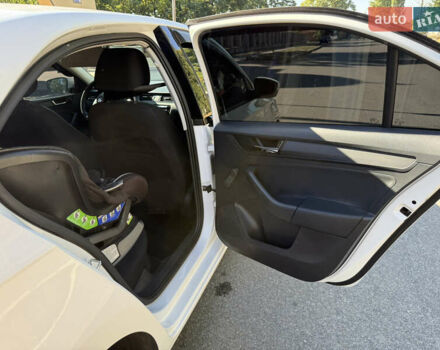 Белый Шкода Рапид, объемом двигателя 1 л и пробегом 142 тыс. км за 9300 $, фото 15 на Automoto.ua