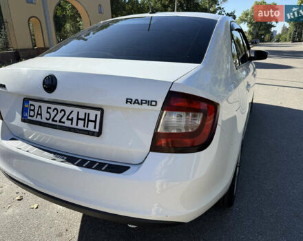 Белый Шкода Рапид, объемом двигателя 1 л и пробегом 142 тыс. км за 9300 $, фото 8 на Automoto.ua