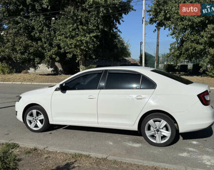 Белый Шкода Рапид, объемом двигателя 1 л и пробегом 142 тыс. км за 9300 $, фото 11 на Automoto.ua