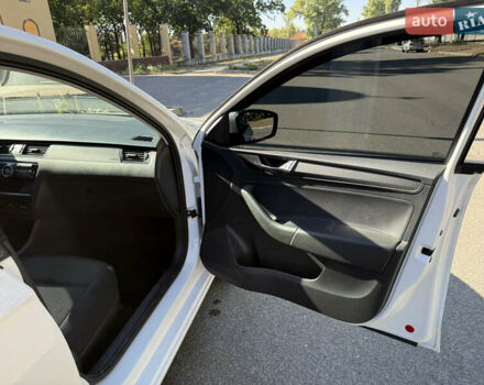 Белый Шкода Рапид, объемом двигателя 1 л и пробегом 142 тыс. км за 9300 $, фото 18 на Automoto.ua