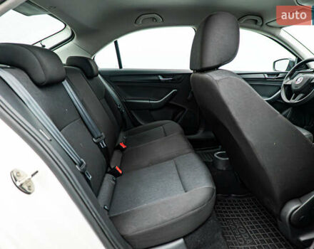 Білий Шкода Рапід, об'ємом двигуна 1.6 л та пробігом 78 тис. км за 11644 $, фото 14 на Automoto.ua