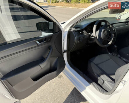 Белый Шкода Рапид, объемом двигателя 1 л и пробегом 142 тыс. км за 9300 $, фото 17 на Automoto.ua