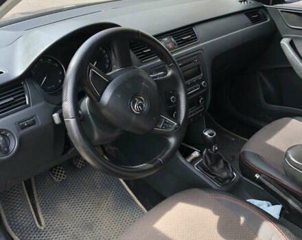 Красный Шкода Рапид, объемом двигателя 1.6 л и пробегом 298 тыс. км за 7000 $, фото 4 на Automoto.ua