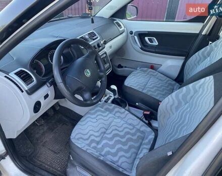 Белый Шкода Румстер, объемом двигателя 1.4 л и пробегом 215 тыс. км за 4800 $, фото 7 на Automoto.ua