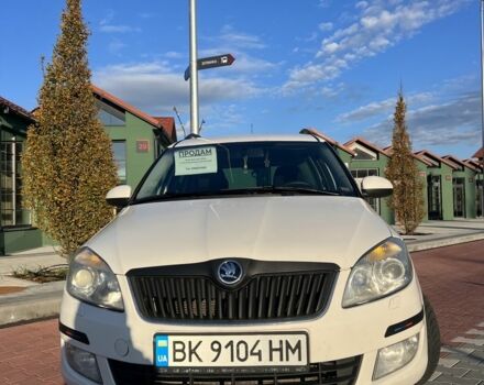 Белый Шкода Румстер, объемом двигателя 1.6 л и пробегом 300 тыс. км за 6100 $, фото 2 на Automoto.ua