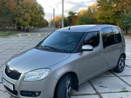 Бежевый Шкода Румстер, объемом двигателя 1.4 л и пробегом 290 тыс. км за 4500 $, фото 1 на Automoto.ua