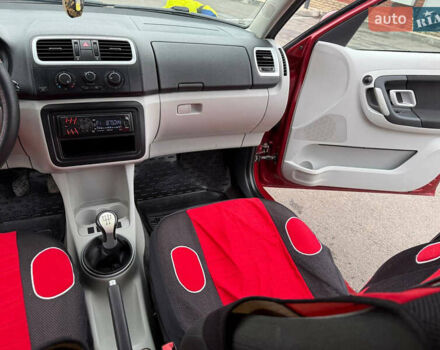 Красный Шкода Румстер, объемом двигателя 1.4 л и пробегом 158 тыс. км за 5000 $, фото 24 на Automoto.ua