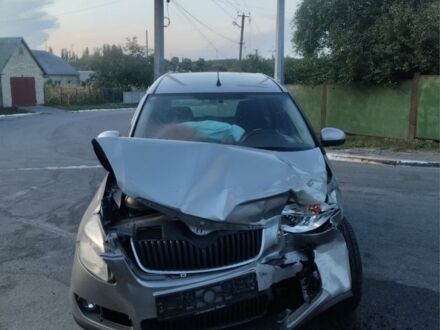 Серый Шкода Румстер, объемом двигателя 1.6 л и пробегом 300 тыс. км за 1750 $, фото 1 на Automoto.ua