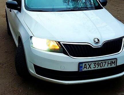Белый Шкода Спейсбек, объемом двигателя 1.6 л и пробегом 200 тыс. км за 7600 $, фото 1 на Automoto.ua