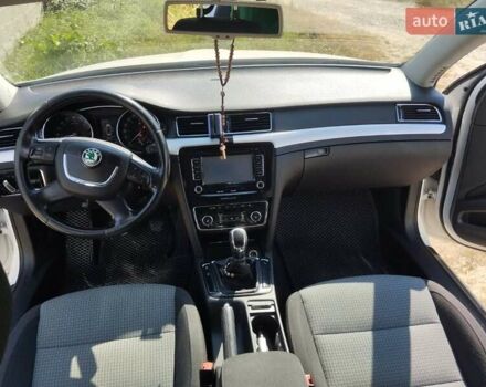 Білий Шкода Суперб, об'ємом двигуна 2 л та пробігом 259 тис. км за 10200 $, фото 16 на Automoto.ua