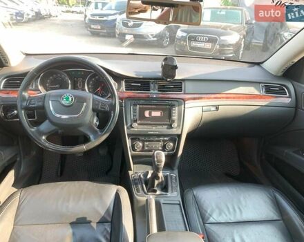 Білий Шкода Суперб, об'ємом двигуна 2 л та пробігом 284 тис. км за 8790 $, фото 35 на Automoto.ua