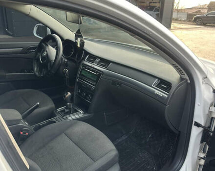 Белый Шкода Суперб, объемом двигателя 1.4 л и пробегом 178 тыс. км за 8000 $, фото 9 на Automoto.ua