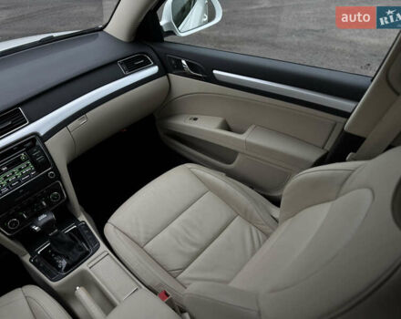 Білий Шкода Суперб, об'ємом двигуна 2 л та пробігом 317 тис. км за 12900 $, фото 30 на Automoto.ua