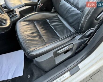 Білий Шкода Суперб, об'ємом двигуна 2 л та пробігом 305 тис. км за 9350 $, фото 60 на Automoto.ua