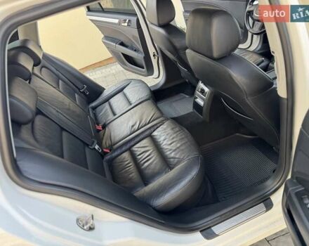 Білий Шкода Суперб, об'ємом двигуна 2 л та пробігом 305 тис. км за 9350 $, фото 82 на Automoto.ua