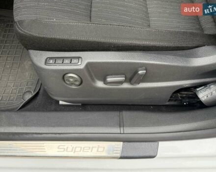 Белый Шкода Суперб, объемом двигателя 2 л и пробегом 217 тыс. км за 14200 $, фото 14 на Automoto.ua