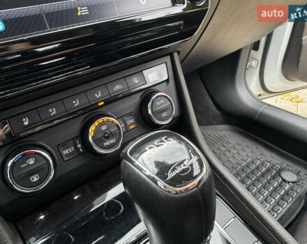 Білий Шкода Суперб, об'ємом двигуна 2 л та пробігом 173 тис. км за 17000 $, фото 28 на Automoto.ua